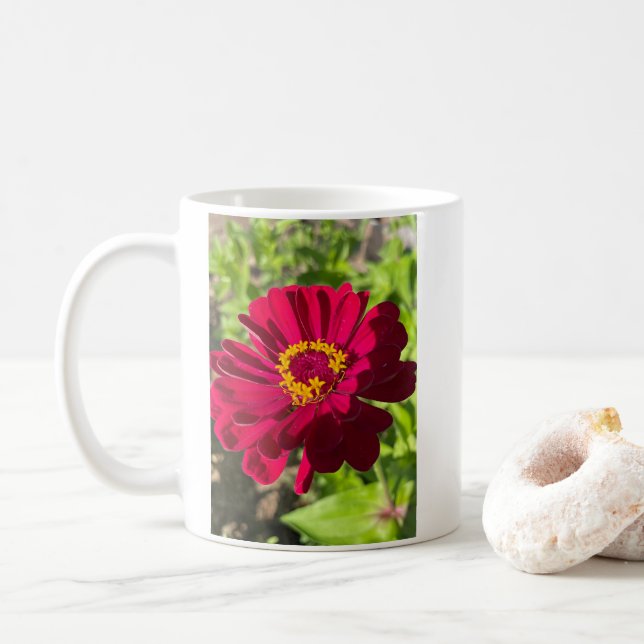 Mug Fleur de Zinnia rouge profonde (Avec donut)