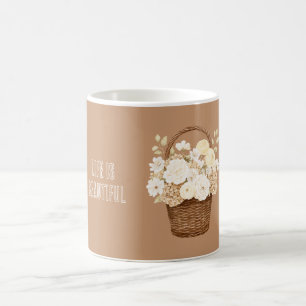 Mug Fleurs blanches crème dans un panier