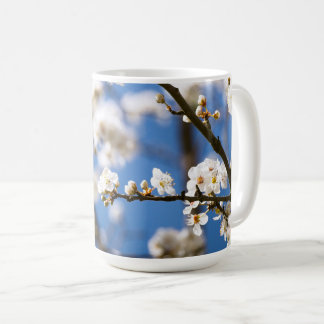 Mug Fleurs blanches devant un ciel blanc