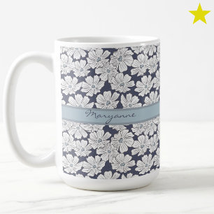 Mug Fleurs blanches rustiques croquis teinte bleue nom