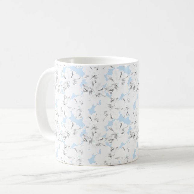 Mug Fleurs blanches sur bleu clair. (Devant gauche)