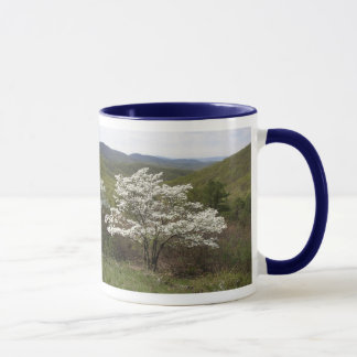 Mug Fleurs blanches sur la commande d'horizon