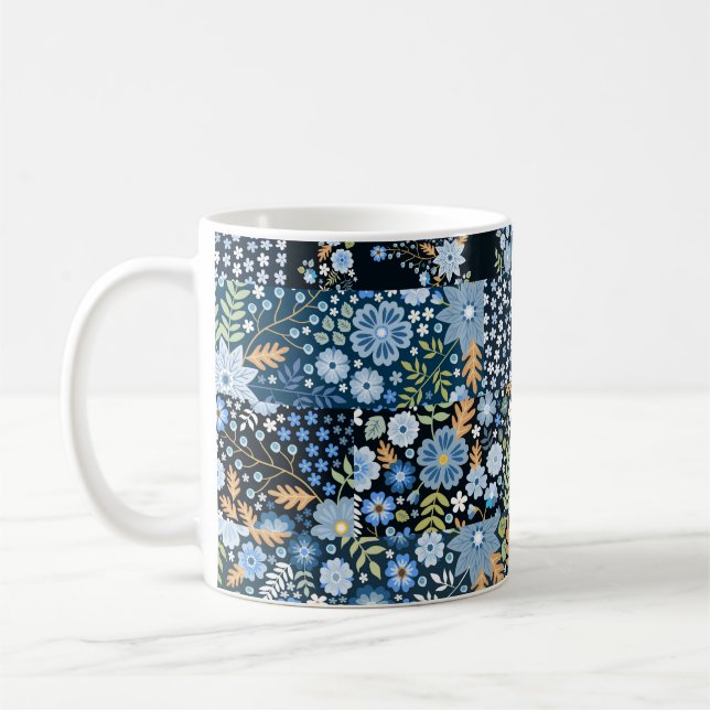 Mug Fleurs Bleues Patchwork : Tissu sans couture. (Gauche)
