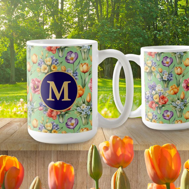 Mug Fleurs de printemps Sage vert de jardin Monogramme (An elegant monogrammed mug for garden lovers, with Spring flowers pattern on a green background)