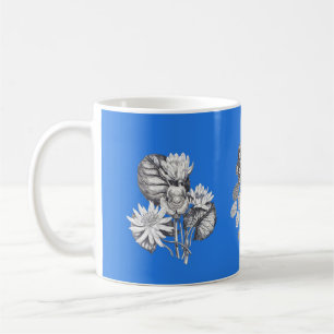 Mug Fleurs monochromes sur arrière - plan bleu électri