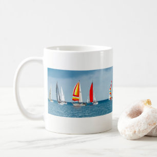 Mug Flottille de voiliers sur une mer de palourdes