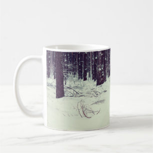 Mug Forêt de pins enneigée d'hiver, chien marchant d