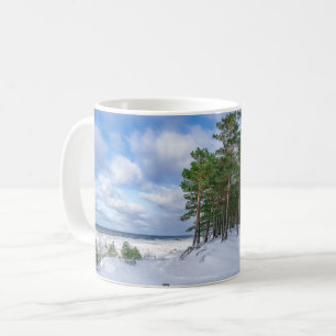 Mug Forêt de pins près de la côte de la mer en Lettoni