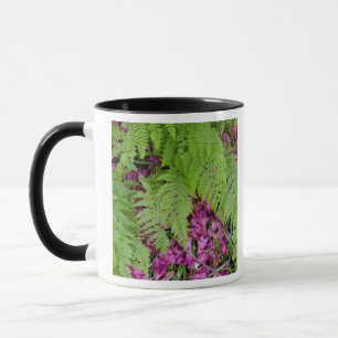 Mug Fougères de forêt avec des pétales de fleurs roses