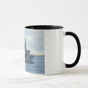 Mug Fox arctique, bateau de crabe dans le port