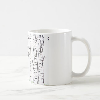 Mug Fox isolé dans des arbres de bouleau