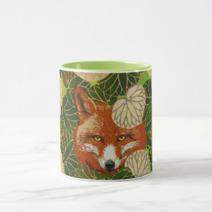 MUG FOX ROUGE PARMI LES FEUILLES VERTS ET LE FOLIAGE