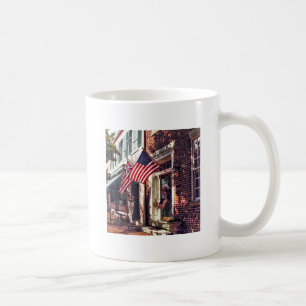 Mug Fredericksburg VA - Rue avec drapeaux américains