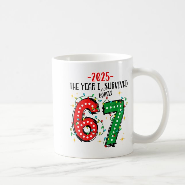 Mug Funny 2025 The Year I Survived Barely 67 Christmas (Droite)