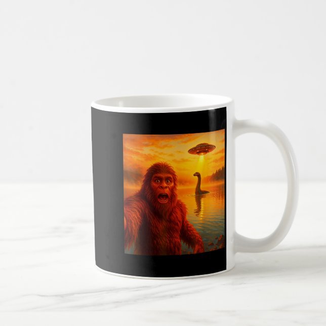 Mug Funny Bigfoot Selfie With Loch Ness Monster And Uf (Droite)