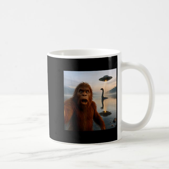 Mug Funny Bigfoot Selfie With Loch Ness Monster And Uf (Droite)