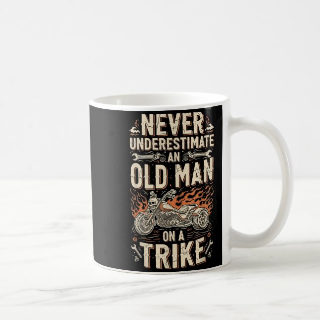 Mug Funny Never Underestimate An Old Man On A Trike Gr (Droite)