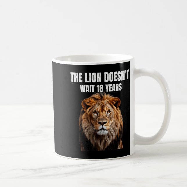 Mug Funny Quotes The Lion Doesn't Wait 18 Years Men  (Droite)