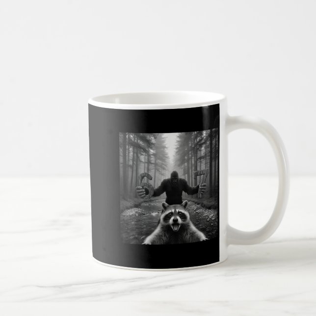 Mug Funny Raccoon Selfie With Bigfoot 67 Six Seven Mem (Droite)