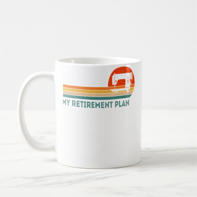 Mug Funny Retired My Retirement Plan Sewing Quilting R (Gauche)
