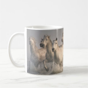 Mug Galloping à cheval dans l'eau méditerranéenne