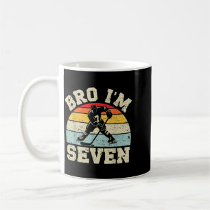 Mug Garçon de 7 ans faisant du hockey sur glace pour s