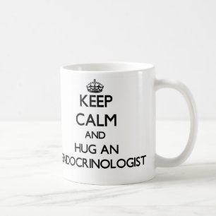 Mug Gardez le calme et étreignez un endocrinologue