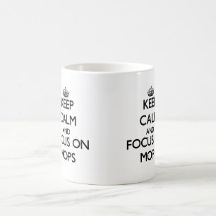 Mug Gardez le calme et le foyer sur des balais