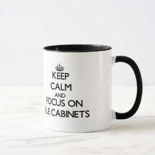 Mug Gardez le calme et le foyer sur des classeurs