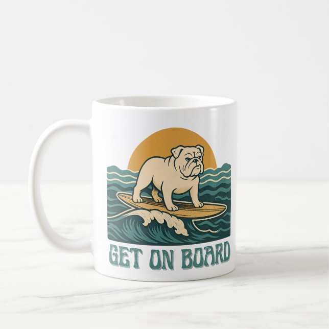 Mug Get On Board Surfer Dog Retro Art -Bulldog Surfing (Gauche)