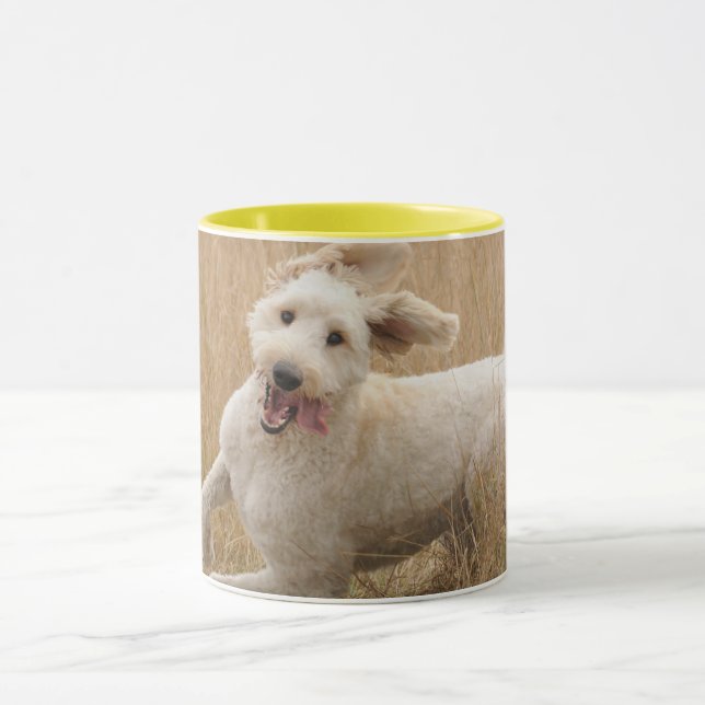 Mug Goldendoodle traverse l'herbe (Centre)