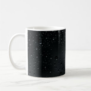 Mug gouttes d'eau sur une fenêtre noire