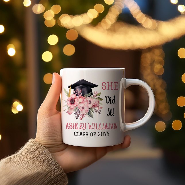 Mug Grad Casquette et fleurs roses Elle l'a fait ("SHE Did It!" Pink Floral Bouquet and Grad Cap Name and Class Year Graduation Keepsake Coffee Mug)
