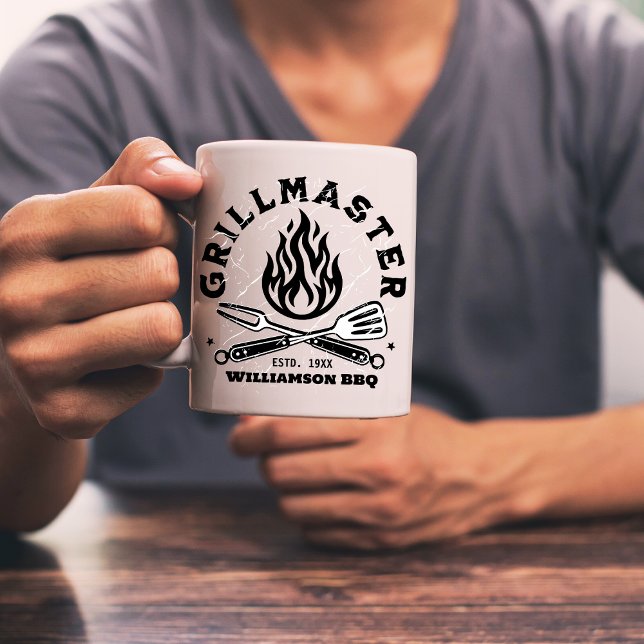 Mug GRILLMASTER Rustique / Papa plaisante Personnalisé (Man holding a Grill Master Design mug.)