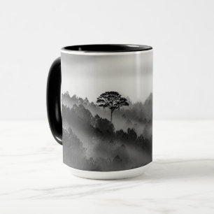 Mug Gros arbre dans la forêt de pins dans la mer