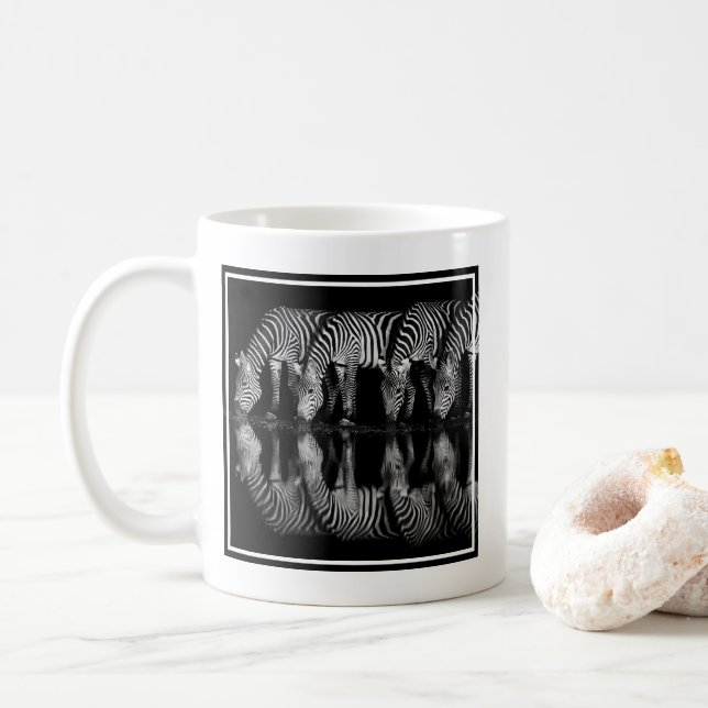 Mug Groupe de zèbres des plaines boivent ensemble la n (Avec donut)