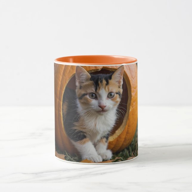 Mug Halloween Calico Kitten Assis dans un Citrouille (Centre)