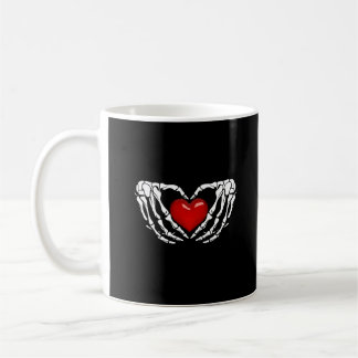 Mug Halloween squelette mains autour du coeur