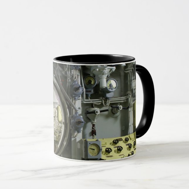 Mug hatch on an old retro submarine (Devant droit)