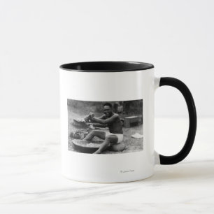 Mug Hawaii - Un homme qui bat Taro pour faire Poi