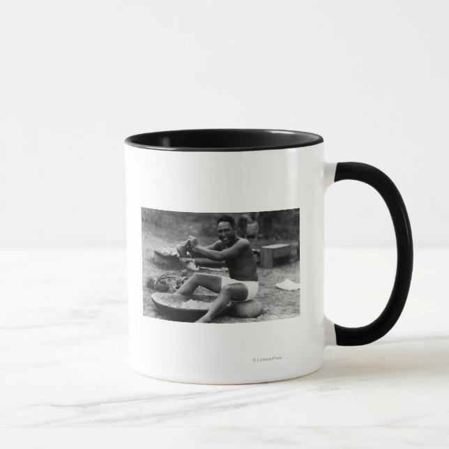 Mug Hawaii - Un homme qui bat Taro pour faire Poi (Droite)