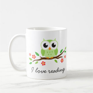 Mug Hibou vert mignon sur la lecture florale d'amour