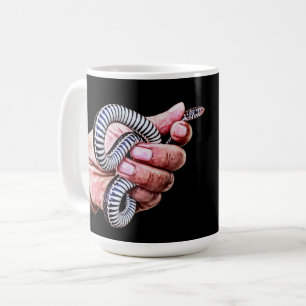 Mug homme main tenant bébé serpent reptiles art