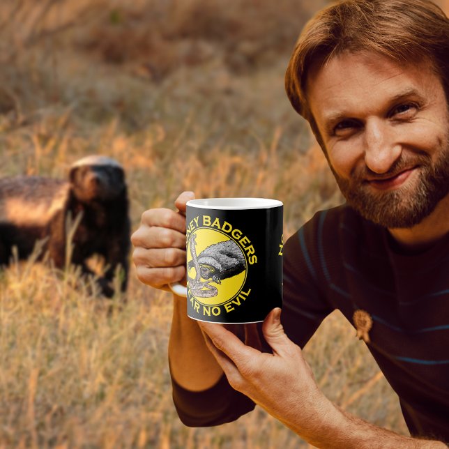 Mug Honey Badgers ne crains pas mal Jaune effrayant An (Honey badgers fear no evil quote black and yellow coffee mug with honey badger verses snake art)