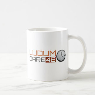 Mug Horloge brillante de défi de Ludum