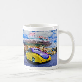 Mug hotrod pourpre-jaune au drive-in