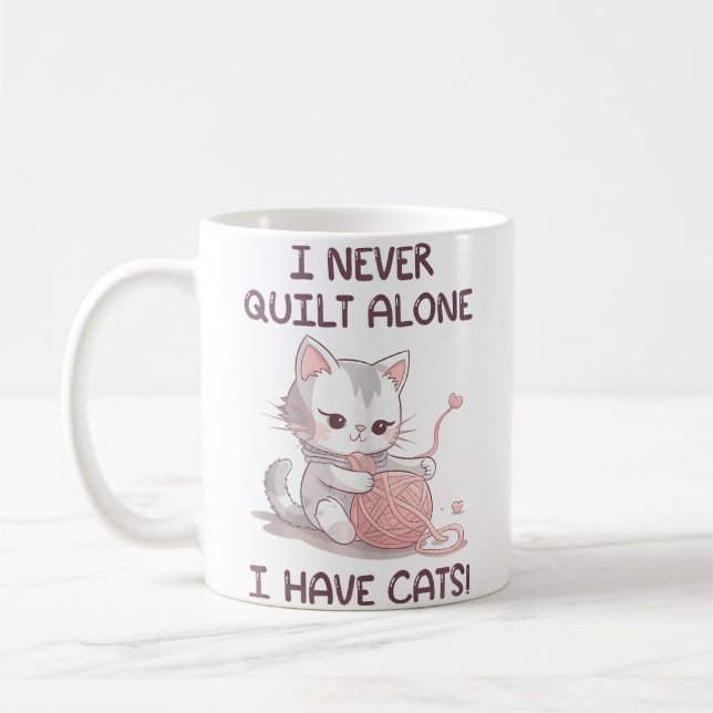 Mug I Never Quilt Alone I Have Cats - Quilter Sewing Q (Gauche)