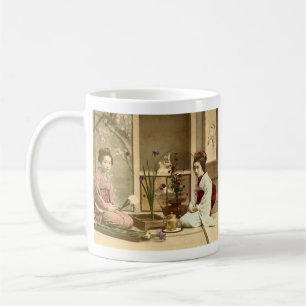 Mug Ikebana - belles filles de kimono arrangeant des