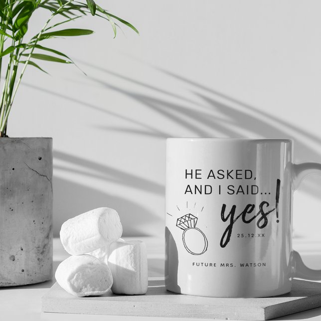 Mug Il a demandé... J'ai dit Oui ! Future Mme engagée (Créateur téléchargé)