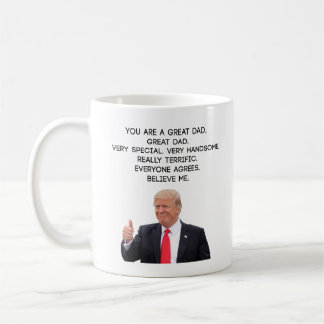 Mug Il effiloche de café heureux du jour de pères de